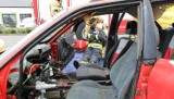 Strażacy ochotnicy szkolili się w Charzykowach. „Blacharnia” na parkingu szkolnym