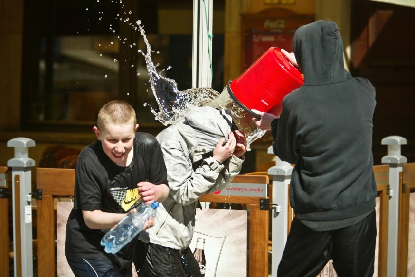 Lany poniedziałek jak Ice Bucket Challenge. Tak kiedyś...