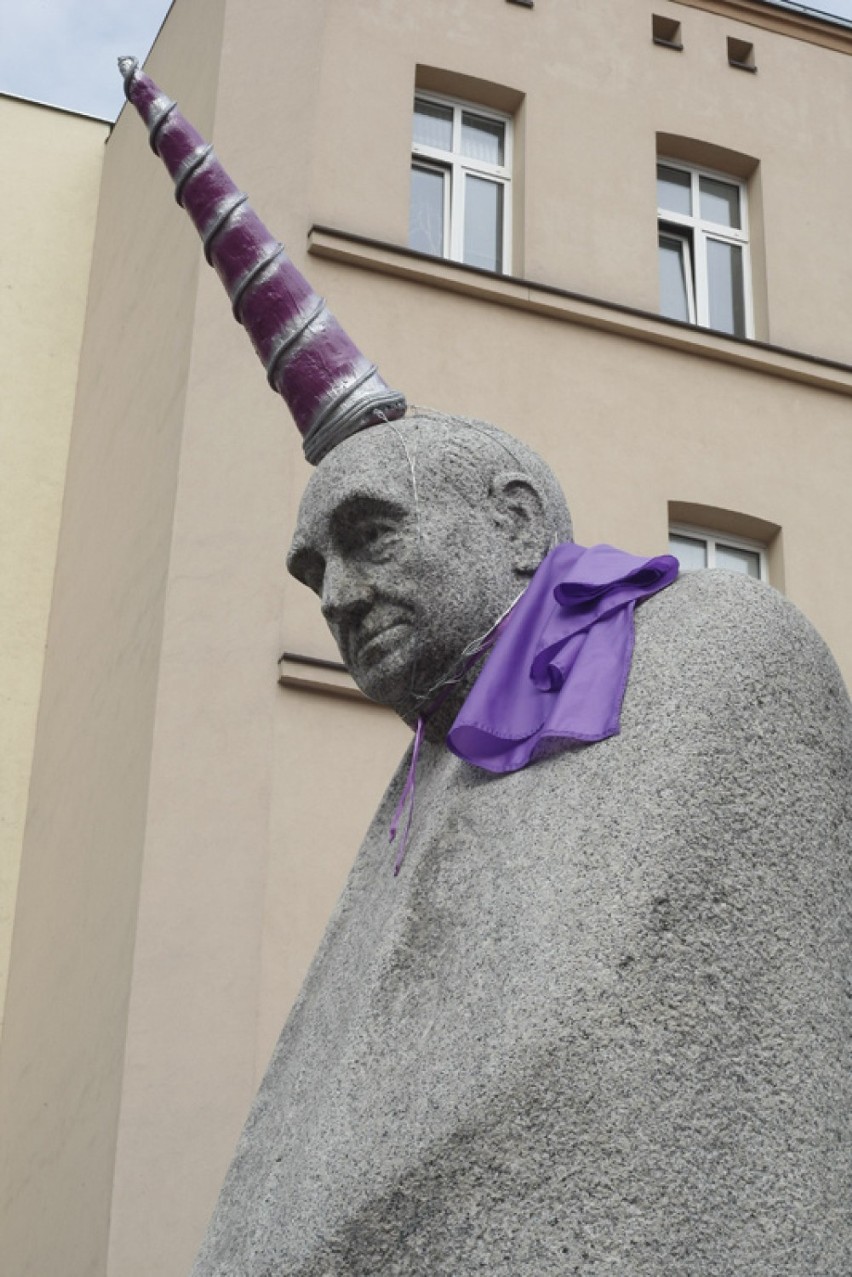 Pomnik Leona Schillera przebrany za jednorożca [FOTO]