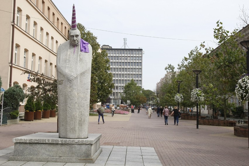 Pomnik Leona Schillera przebrany za jednorożca [FOTO]