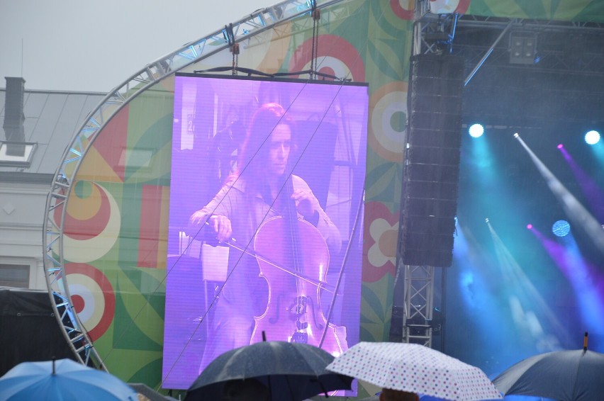 Koncert Witka Muzyka Ulicy na skierniewickim Rynku. Scena główna Święta Kwiatów