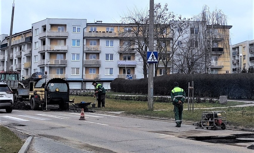 W czwartek ZGKiM łatał dziury na ul. Kotarbińskiego.