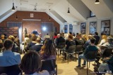 Pleszew. Walentynkowy koncert poezji śpiewanej w Bibliotece Publicznej Miasta i Gminy w Pleszewie