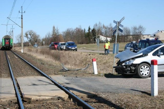 Niestety swoje auto pozostawił zbyt blisko torowiska i &#8222;pech chciał&#8221;, że w tym czasie nadjechał pociąg, który zahaczył o przód auta Na szczęście w zdarzeniu nikt nie ucierpiał, a kierowca zapewne zapamięta to zdarzenie do końca życie. Przeciwko 23-latkowi z peugeota, sporządzono wniosek o ukaranie do sądu.