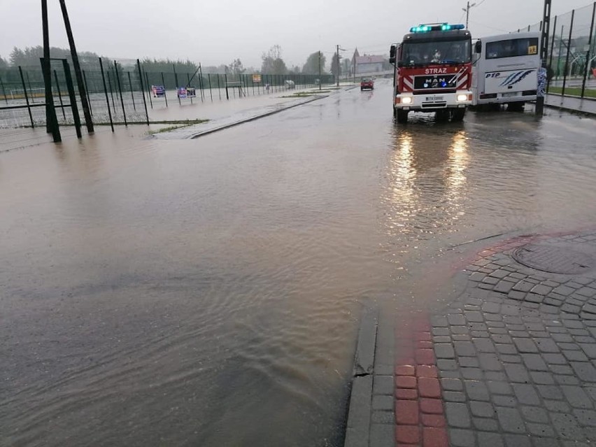 Szerzyny pod wodą. Przerwany wał na Olszynce. Trzeba było odwołać lekcje w szkole