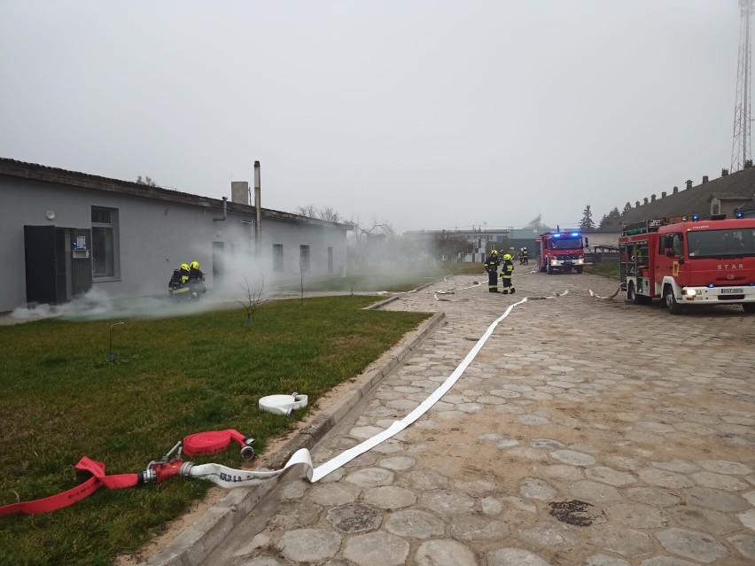 Kopytkowo. Ćwiczenia powiatowych strażaków na terenie firmy ELMOT