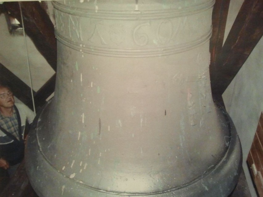 Natomiast większy dzwon o średnicy 93 cm   nosi napis: „O...