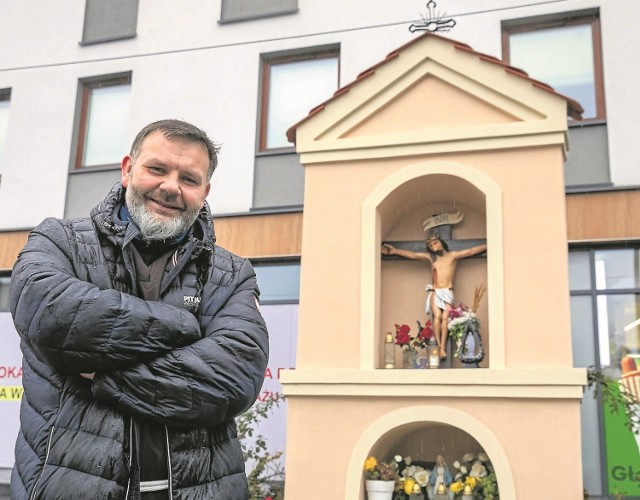Proboszcz, ojciec Jacek Koman przy odnowionej kapliczce