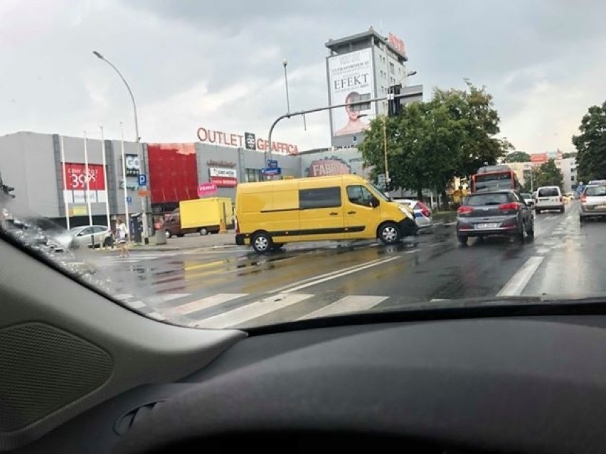 Motocykl zderzył się z furgonetką w centrum Rzeszowa [ZDJĘCIA]