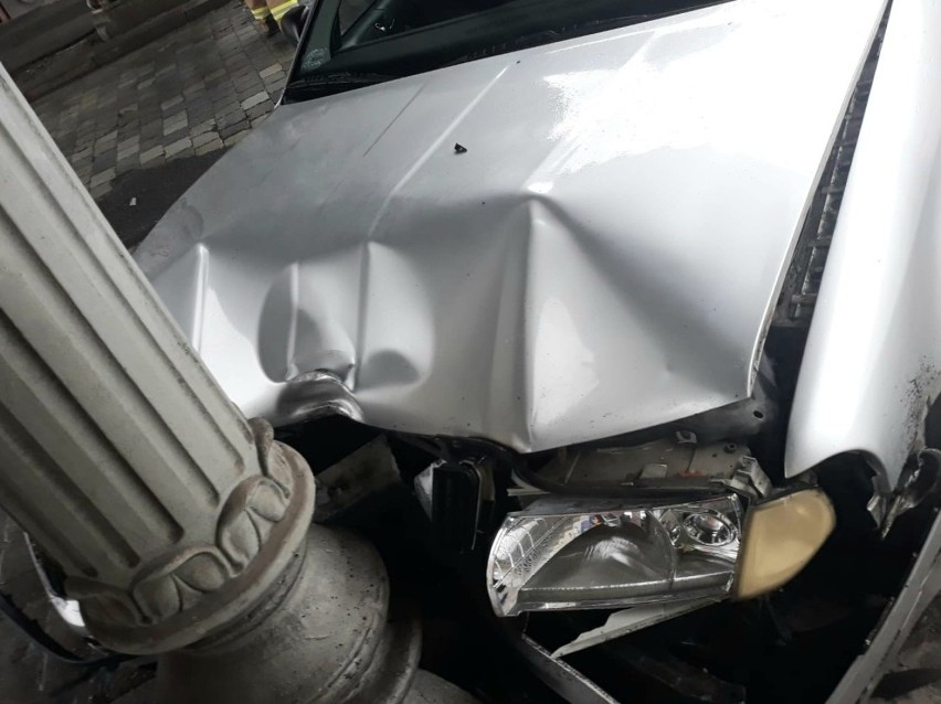 Wrocław. Samochód uderzył w filar wiaduktu kolejowego [ZDJĘCIA]
