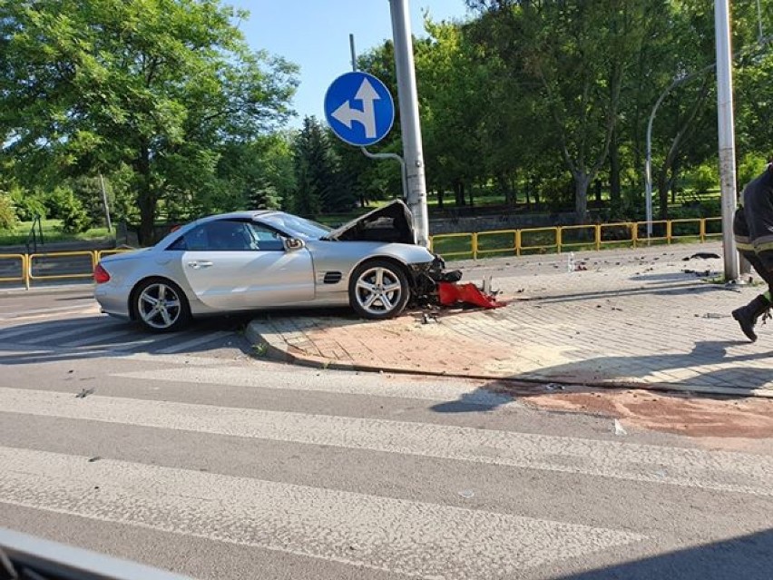 Na skrzyżowaniu opel zderzył się z mercedesem