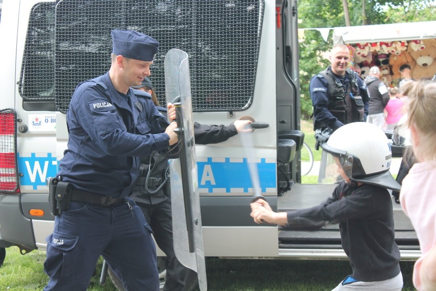 Festyn w Pyrzycach z okazji Dnia Dziecka. Dzieci bawiły się z policjantami! 