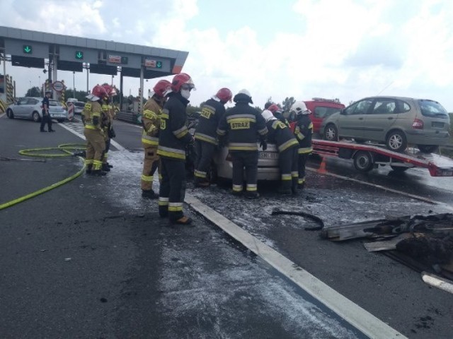 Spalony samochód na autostradzie A4 pod Wrocławiem.