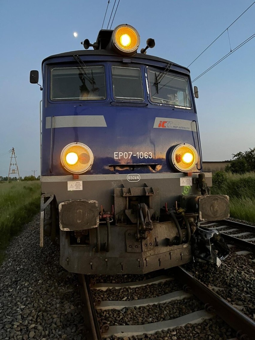 W Sarnowie w powiecie kluczborskim kierująca samochodem osobowym wjechała pod pociąg pospieszny, którym podróżowało 210 osób