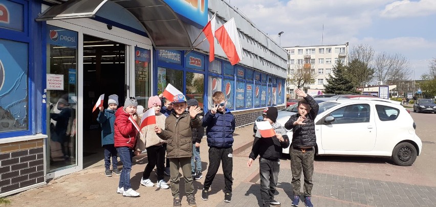 Lekcja patriotyzmu dla przedszkolaków z PP 10 w Radomsku. Dzieci rozdawały biało-czerwone chorągiewki