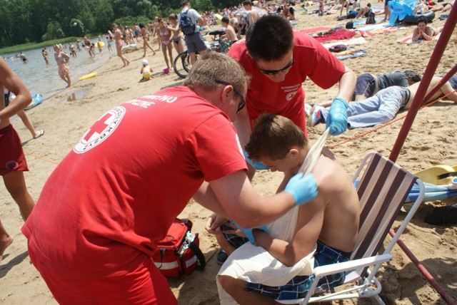 Ratownicy PCK z Dąbrowy Górniczej i Będzina czuwają nad bezpieczeństwem plażowiczów nad Pogorią