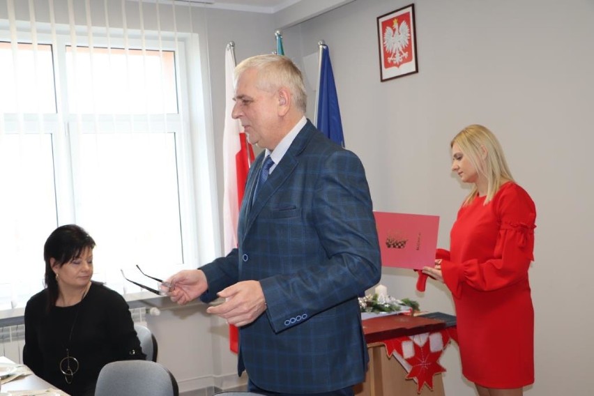 Wójt gminy Blizanów Sławomir Musioł  wręczył stypendia.
