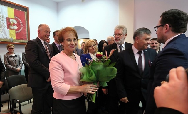 Na pierwszej sesji rady Maria Gubała dostała od radnych kwiaty, czy teraz będzie to czarna polewka?