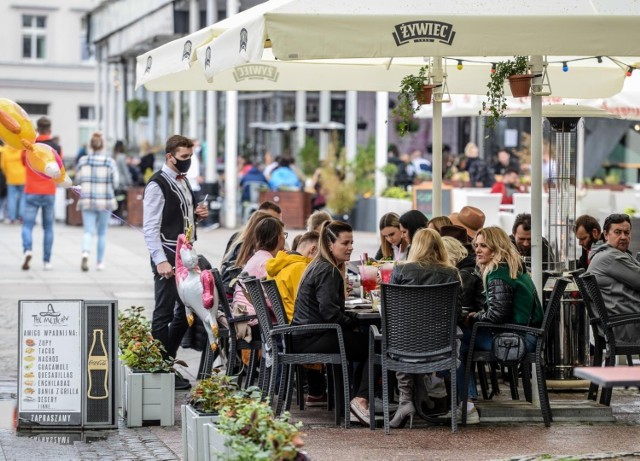 W przypadku czwartej fali koronawirusa, która wydaje się nieunikniona, możliwy jest powrót obostrzeń i tym samym ograniczeń w działalności hoteli, restauracji, kawiarni, kin, teatrów. Przedsiębiorcy będą jednak mogli tego uniknąć, ale pod pewnymi warunkami! Ministerstwo Zdrowia szykuje już projekt ustawy. Koniecznie poznajcie szczegóły!

Czytaj dalej. Przesuwaj zdjęcia w prawo - naciśnij strzałkę lub przycisk NASTĘPNE

POLECAMY TAKŻE: Firmy zweryfikują szczepienia pracowników, kandydatów do pracy oraz swoich klientów. Jest projekt ustawy


