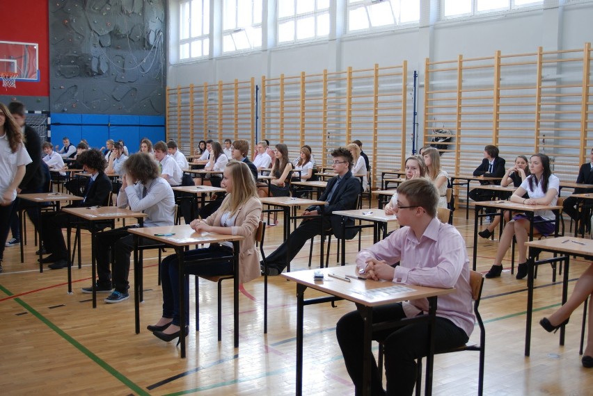 Gimnazjaliści z Dąbrowy piszą egzamin 2013