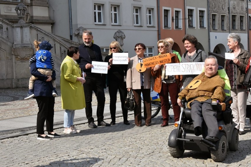 Manifestacja wspierająca nauczycieli na Legnickim Rynku [ZDJĘCIA]