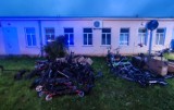 Pożar w serwisie hulajnóg elektrycznych i sprzętu elektronicznego w Kazimierzy Wielkiej. Na ratunek ruszyły cztery zastępy strażackie