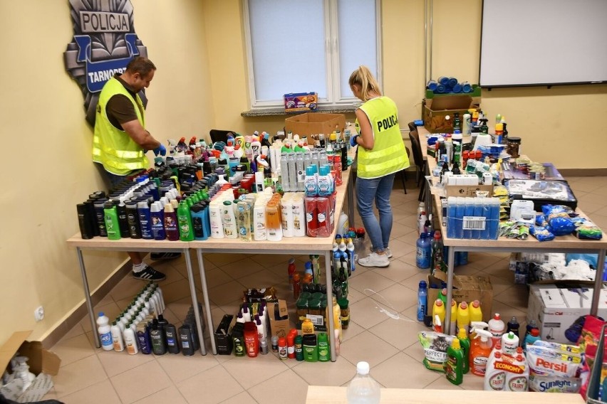 Policjanci ustalili, że straty sklepu sięgają 13 tysięcy...