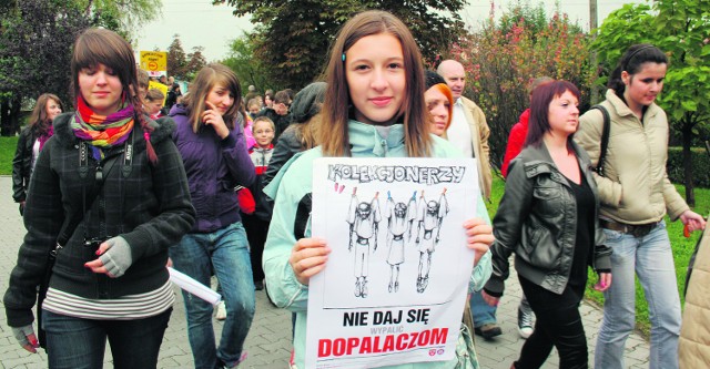Antydopalaczowy marsz przeszedł spod starostwa powiatowego w Olkuszu pod sanepid. Tu odbył się radosny festyn
