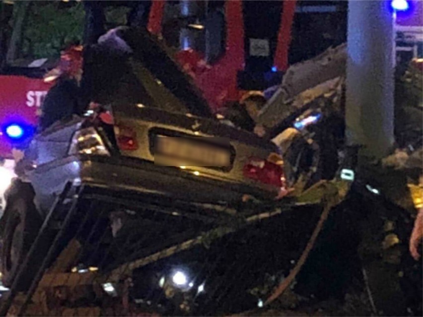 Poznań: Śmiertelny wypadek na Grunwaldzkiej. Kierowca bmw uderzył w słup [ZDJĘCIA]