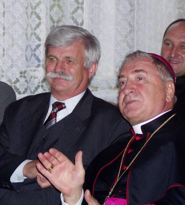 Radłowskie liceum ukończyli m.in. abp Józef Kowalczyk ( z prawej)  i prof. Franciszek Ziejka ( z lewej), były rektor UJ