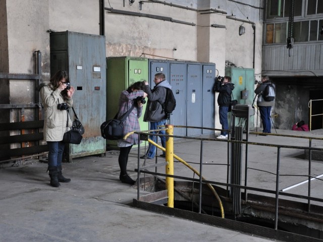 Uczestnicy akcji fotograficznej Foto Day 7.0 MM Białystok fotografujący starą elektrownię Galerii Arsenał przy ulicy Elektrycznej 13 w Białymstoku