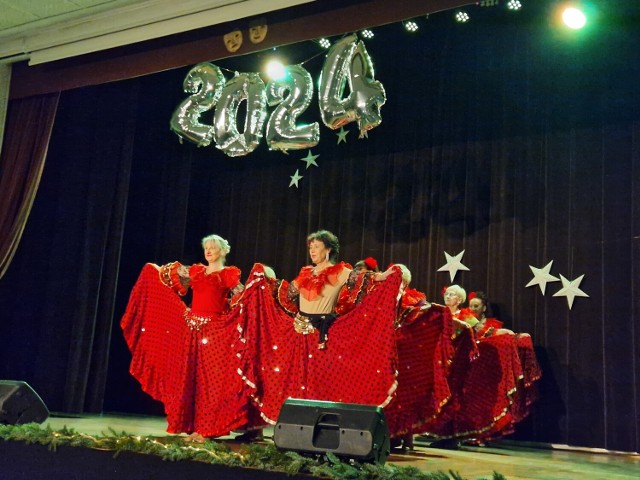 Na roztańczoną i muzyczną podróż przez cztery pory roku zaprosiły  do karsznickiej filii Miejskiego Domu Kultury zespoły Ladies Dance i Żywioły.