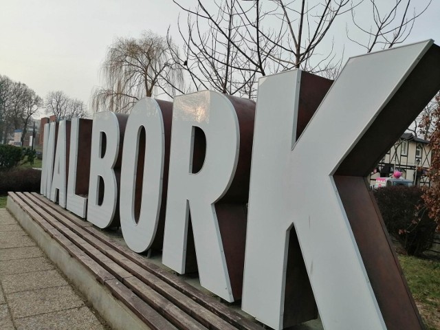 Napis "Malbork" stoi w mieście dopiero rok, a już przestrzenne litery są zniszczone.