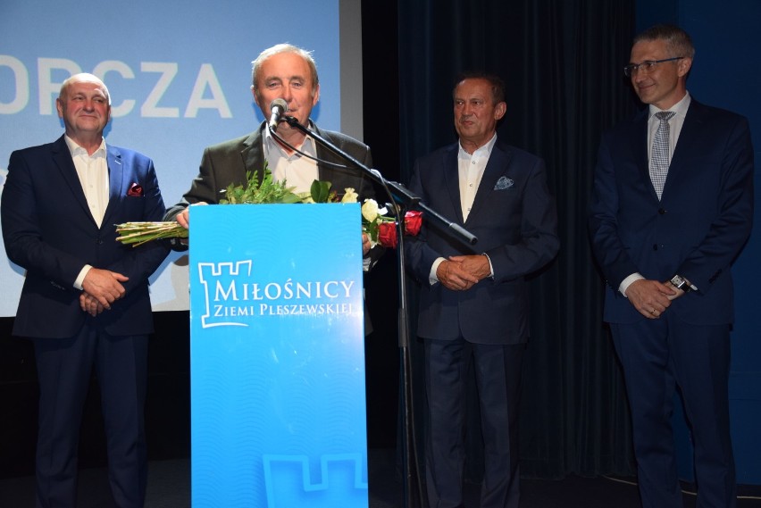 Miłośnicy Ziemi Pleszewskiej podziękowali Marianowi Susce za 20 lat pracy na rzecz samorządu Miasta i Gminy Pleszew