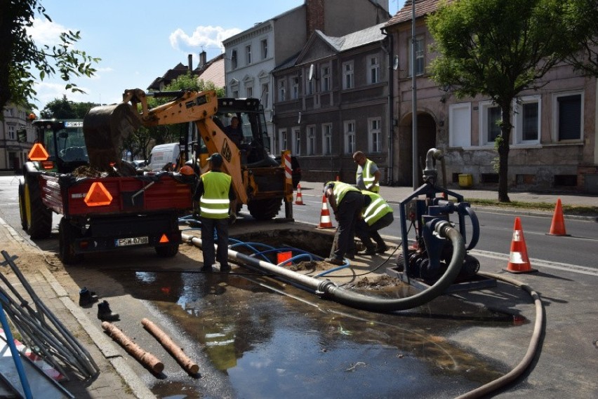 Pracownicy ZWKiUK walczą z zapadniętym kanałem kanalizacji w...