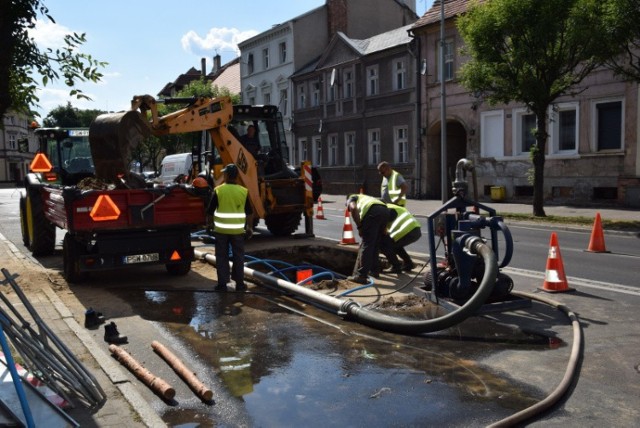 Pracownicy ZWKiUK walczą z zapadniętym kanałem kanalizacji w Świebodzinie