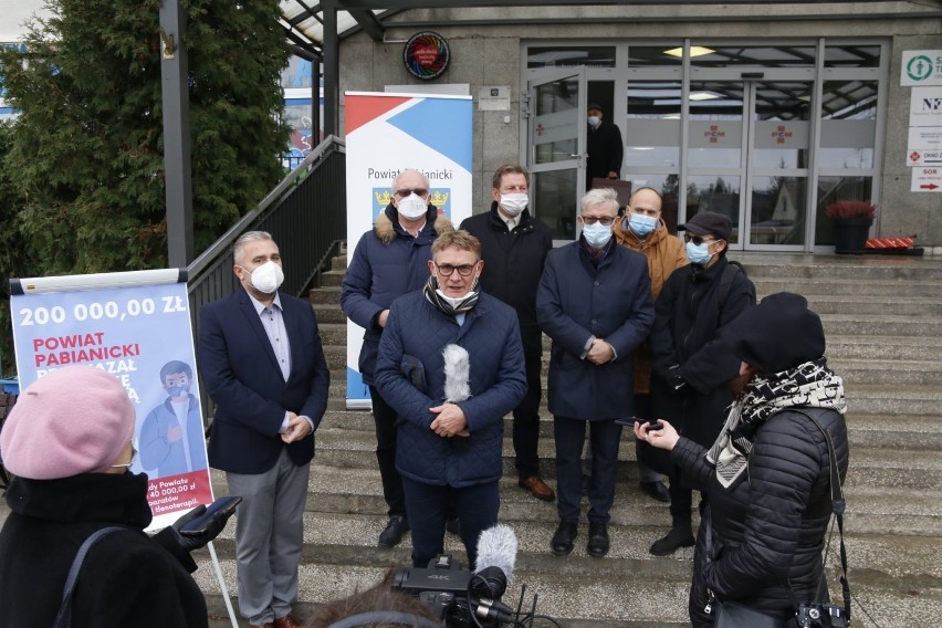 Aparaty do tlenoterapii od powiatu dla szpitala w Pabianicach. Trafią na oddział covidowy. W powiecie pabianickim coraz więcej zakażonych 