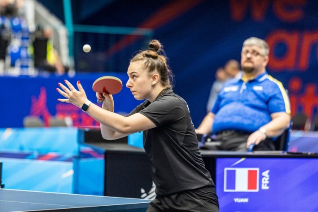 Natalia Bajor w meczu z Francuzką Yuan Jia Nan i kibice tenisa stołowego podczas poniedziałkowego turnieju w hali Hutnika Kraków