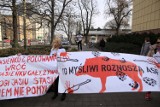 "To myśliwi roznoszą ASF". Protest przeciwko łowiectwu i myślistwu pod MTP w Poznaniu