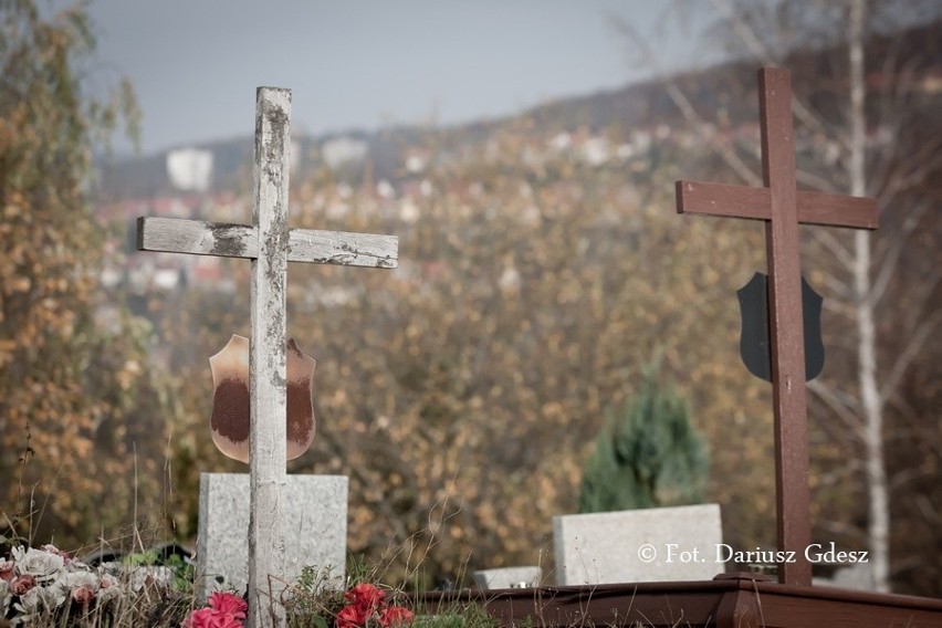 Wałbrzyskie cmentarze zatłoczone od rana (ZDJĘCIA)