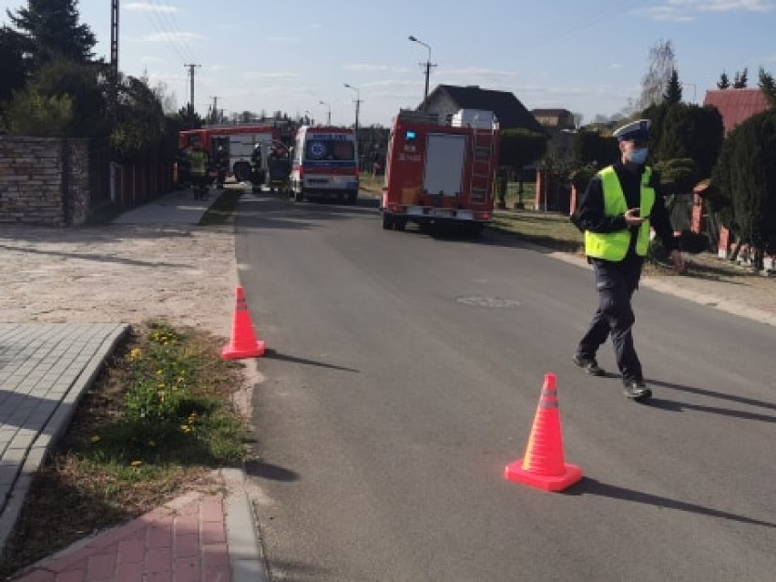 Poważny wypadek motocyklisty na ulicy Szkolnej w Wieńcu w gminie Brześć Kujawski [zdjęcia]