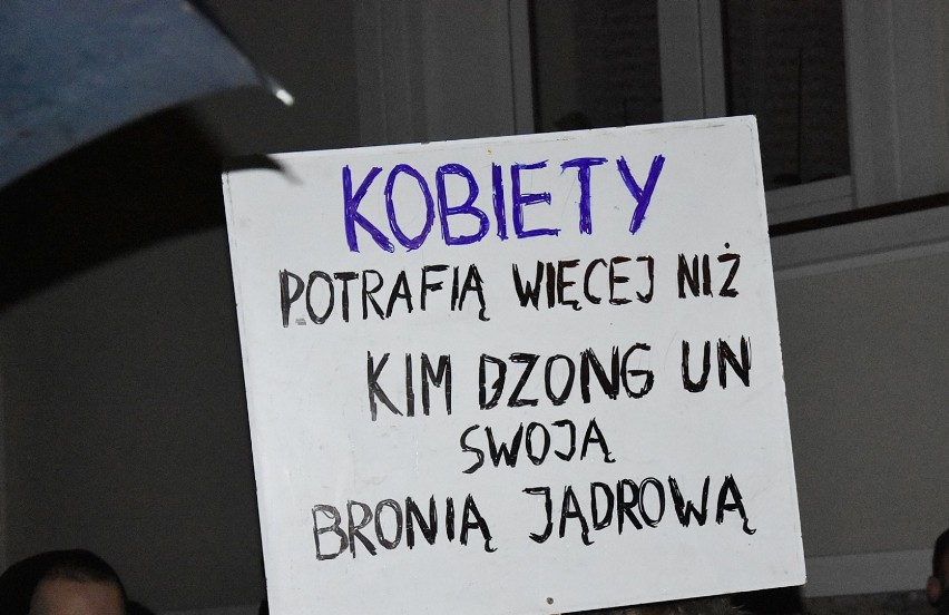 Strajk Kobiet w Gorlicach. Uczestnicy mieli ze sobą różne...