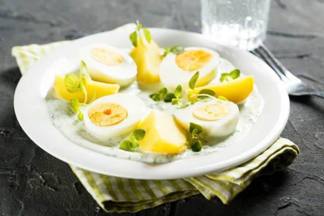 Domowe jajka w sosie tatarskim to jedna z tradycyjnych przystawek na Wielkanoc.