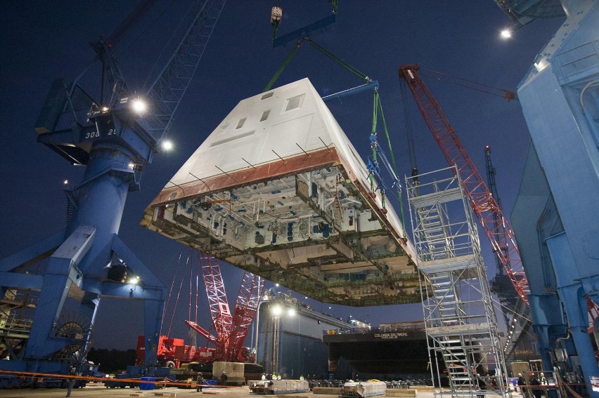 USS Zumwalt został zbudowany w stoczni Bath Iron Works. Fot....