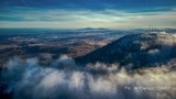 Wałbrzych w cieniu magicznej góry Chełmiec. Zobaczcie górę ubraną w płaszcz z chmur