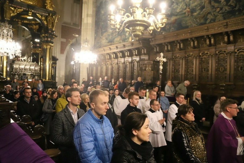 Środa Popielcowa w Krakowie. Tłumy wiernych na mszy w katedrze na Wawelu. Rozpoczyna się Wielki Post