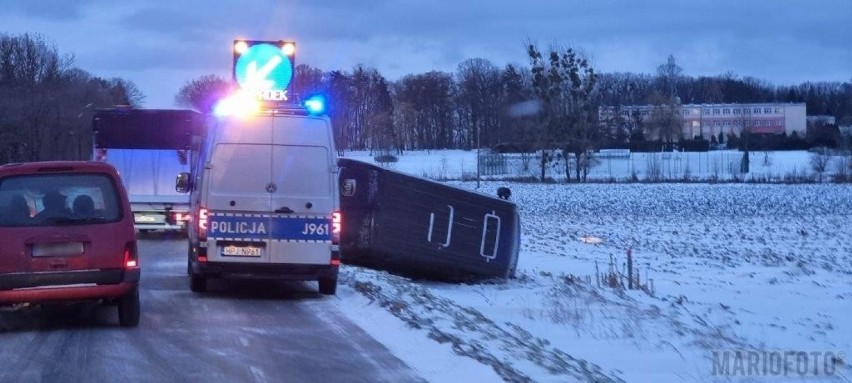 W Prószkowie przewrócił się bus.