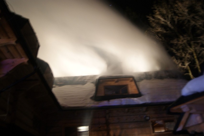 Zakopane: Płonie drewniany dom na zboczu Gubałówki [ZDJĘCIA]