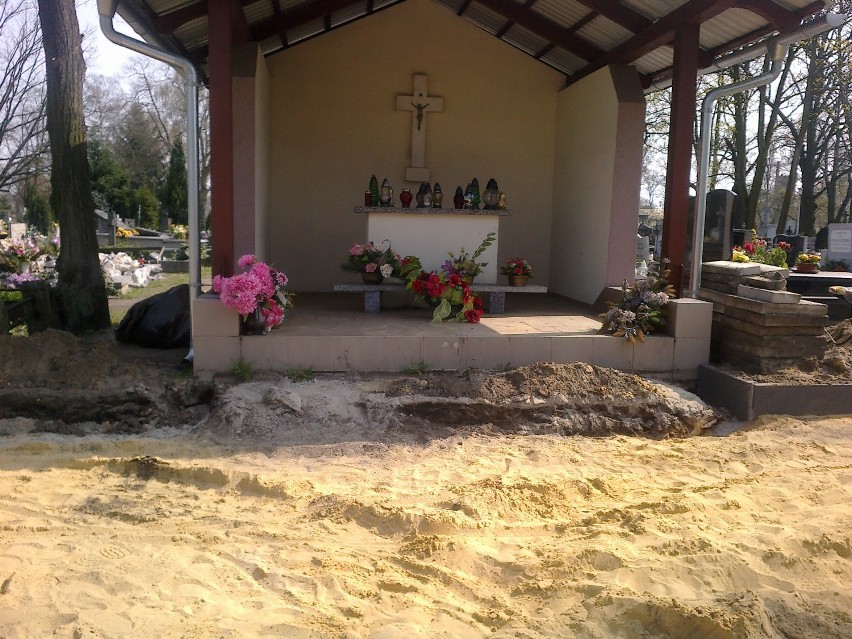 Ruszył remont cmentarza przy ul. Wandy (zdjęcia)