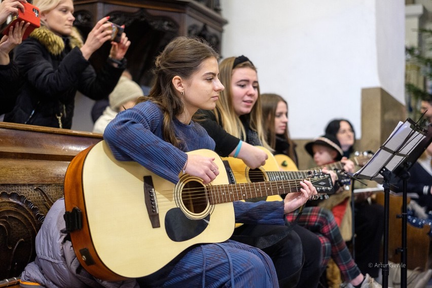 Tarnów. Schola dziecięca zaprosiła mieszkańców do wspólnego kolędowania w katedrze.  Dzieci zaśpiewały kolędy i pastorałki. Mamy zdjęcia!